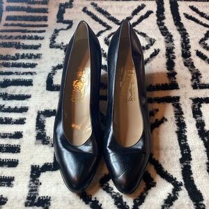 SALVATORE FERRAGAMO BLACK ROUND TOE PUMPS SZ 8AA